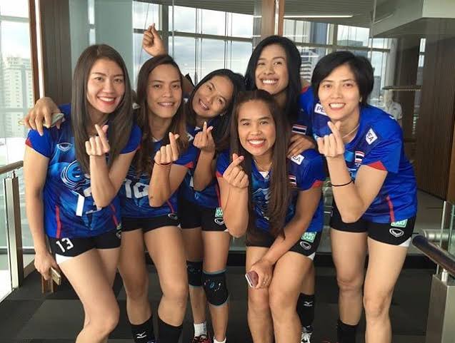 undersky_a's tweet photo. คนที่โตมากับ6เซียนจะเข้าใจความรู้สึกนี้อ่ะ กลั้นน้ำตาไม่ไหวเเล้ว 12ปีที่พวกเค้าพยายามกันมาเพื่อไปโอลิมปิก  #วอลเลย์บอลหญิง https://t.co/Kl5chVuMEK