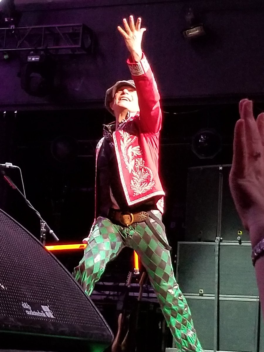 ScottSkeezix's tweet photo. #DLRLV David Lee Roth Rocks Vegas https://t.co/6hgw66fj6F