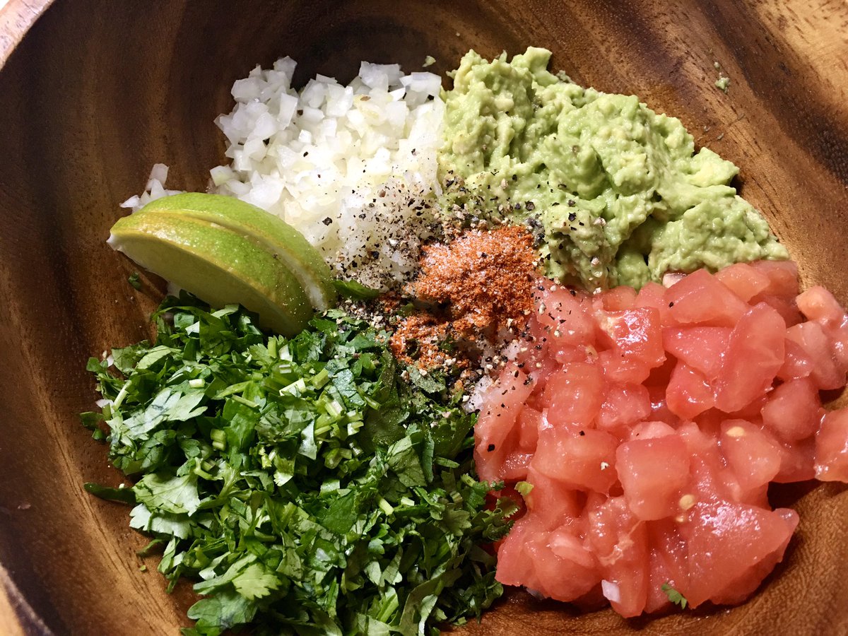 笹原 世界一 和也 ワカモレ作った 混ぜるとゲロみたいになるので混ぜる前を撮りました おいしかった 材料は アボカド トマト 汁は除く パクチー タマネギ 胡椒 岩塩 唐辛子粉 です 世界一