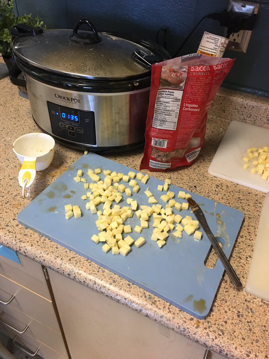 kaitlinmlewis's tweet photo. Cette année, on a participé en #fslgra avec le livre extraordinaire et émouvant #laplusgrossepoutinedumonde On a créé les recettes de poutine. On a mangé de la poutine. Maintenant, on réalise un report du livre en une seule page. 
#onlitplusfort #litteraturejeunesse https://t.co/KOA4eYbmk2