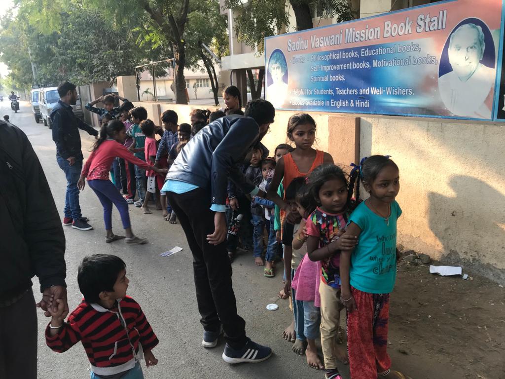 sofctindia's tweet photo. આજ રોજ સ્પિરિટ ઑફ ફ્રીડમ ચેરીટેબલ ટ્રસ્ટ દ્વારા મકરસંક્રાંતિ નિમિતે ગરીબ બાળકો માટે પતંગ વિતરણ નું આયોજન કરવા મા આવ્યું હતું. દરમ્યાન સંસ્થા ના ચેરમેન દેવાંગ ભાઈ તથા   શૈલેષ ,દિવ્યેશ ,જીજ્ઞેશ ,પૂરવ ,અભિષેક, વિવેક, કશ્યપ, હાર્દિક, કેયુર, મુખતાર, વગેરે..

#sofct #kitedonationdrive https://t.co/X9HnUpbQJ8