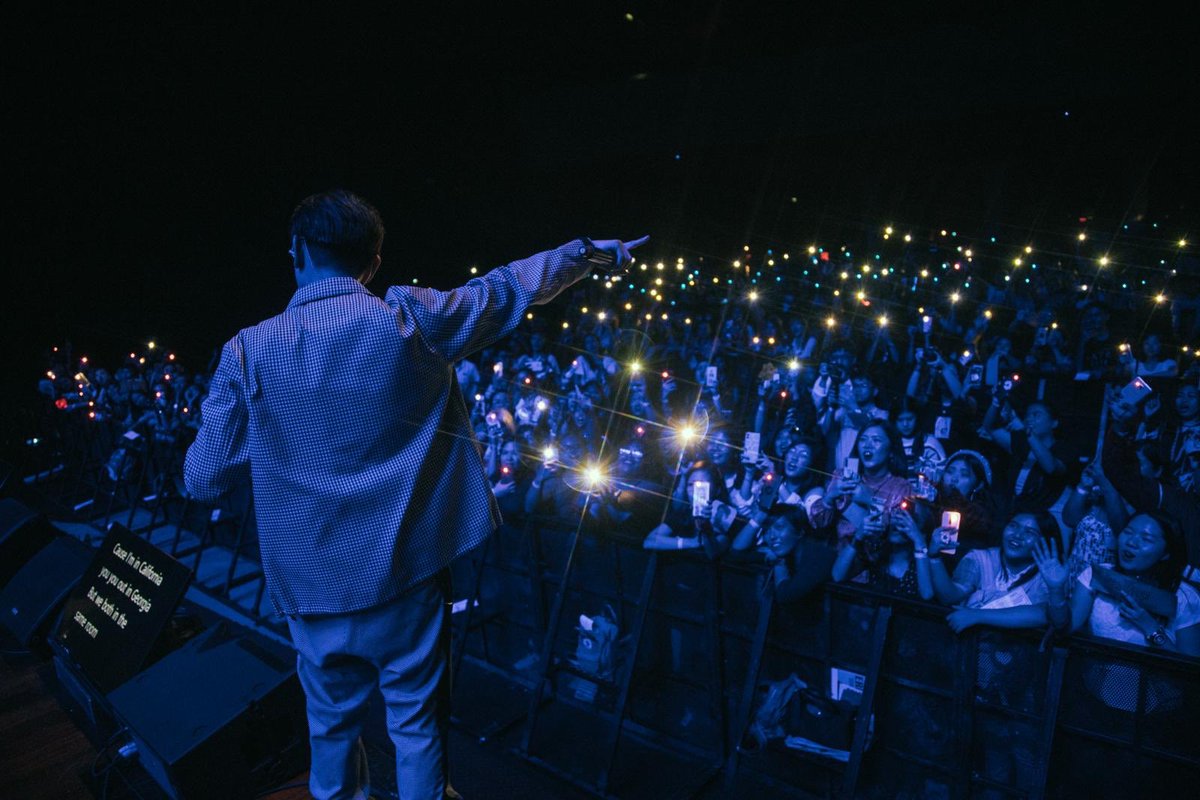 EricNamNationPH's tweet photo. When Eric said "Wow! So many colors. Wait why are there so many colors? (PH flag) You planned it? (yes) Do you guys do your homework this well*? It's the flag!! Woah! This is so coordinated guys."
Thank you bobo for capturing this moment. โค๏ธ
#ThingsWeDoForEric #EricNamInManila https://t.co/YvP62sBwMx