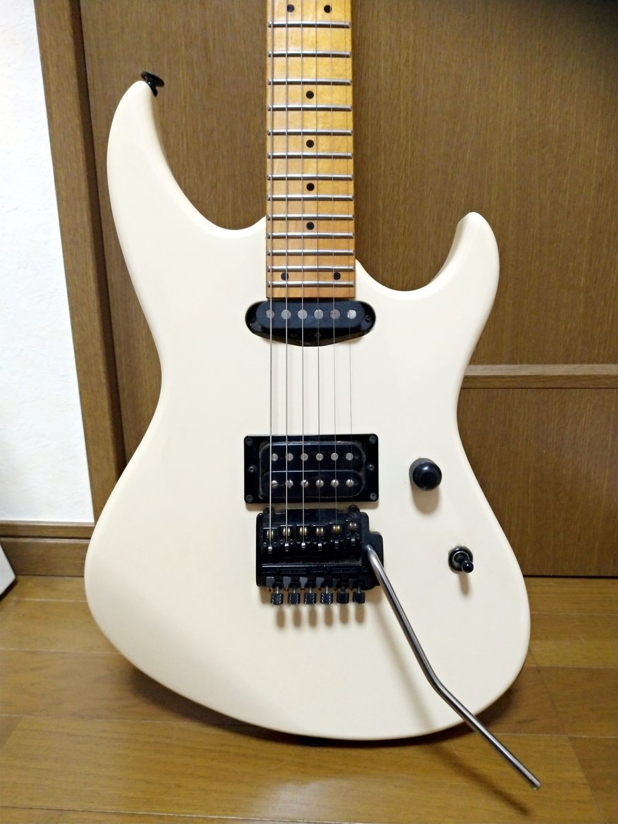 kyonosuke517's tweet image. 我が家のGreco達。86年製? BOMBARDシリーズ BOM-65Gと、83年製? EGC57-60。
BOMBARDは、24F/ジャンボフレット/フラット指板/アーム等、全て兼ね備えているので今でもお気に入り！
レスポールは、「弾いてくれるなら」と言うことで知人より譲り受けたもの。

#Greco
#BOMBARD