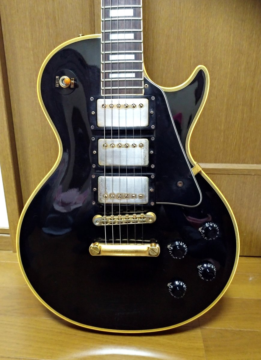 kyonosuke517's tweet image. 我が家のGreco達。86年製? BOMBARDシリーズ BOM-65Gと、83年製? EGC57-60。
BOMBARDは、24F/ジャンボフレット/フラット指板/アーム等、全て兼ね備えているので今でもお気に入り！
レスポールは、「弾いてくれるなら」と言うことで知人より譲り受けたもの。

#Greco
#BOMBARD