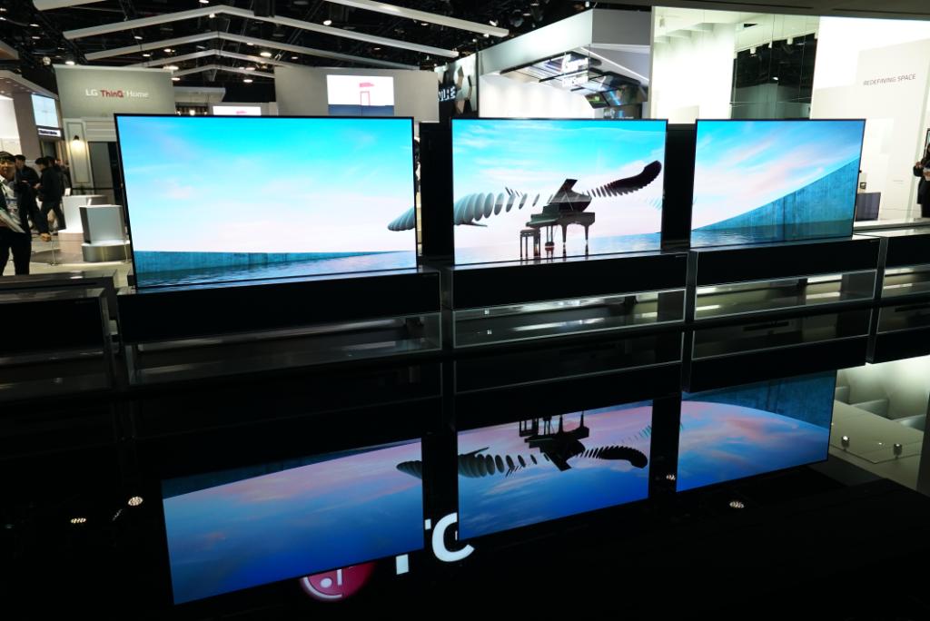 lg_colombia's tweet photo. 😱Simplemente sorprendente 😱. Conoce la majestuosidad de los nuevos Televisores LG OLED RX presentados en el #CES2020 📺✨
#LGCES2020 #CES https://t.co/X1T4nhsAlt