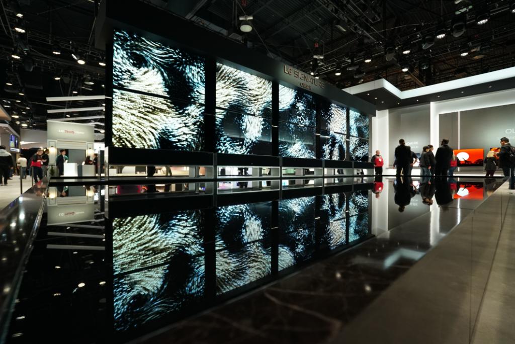 lg_colombia's tweet photo. 😱Simplemente sorprendente 😱. Conoce la majestuosidad de los nuevos Televisores LG OLED RX presentados en el #CES2020 📺✨
#LGCES2020 #CES https://t.co/X1T4nhsAlt