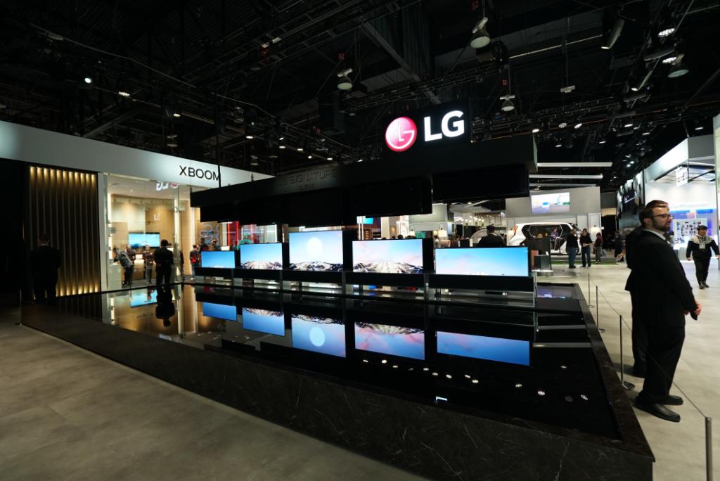 lg_colombia's tweet photo. 😱Simplemente sorprendente 😱. Conoce la majestuosidad de los nuevos Televisores LG OLED RX presentados en el #CES2020 📺✨
#LGCES2020 #CES https://t.co/X1T4nhsAlt
