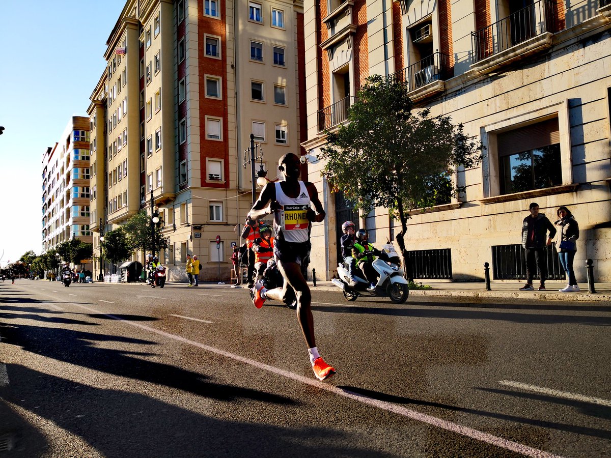 correraanimar's tweet photo. Ya hemos animado la primera carrera de 2020. Con una mano grabo vídeos y con la otra hago fotos mientras grito ánimos. ¿No está mal, no? #correraanimar https://t.co/PU8eOlTvha
