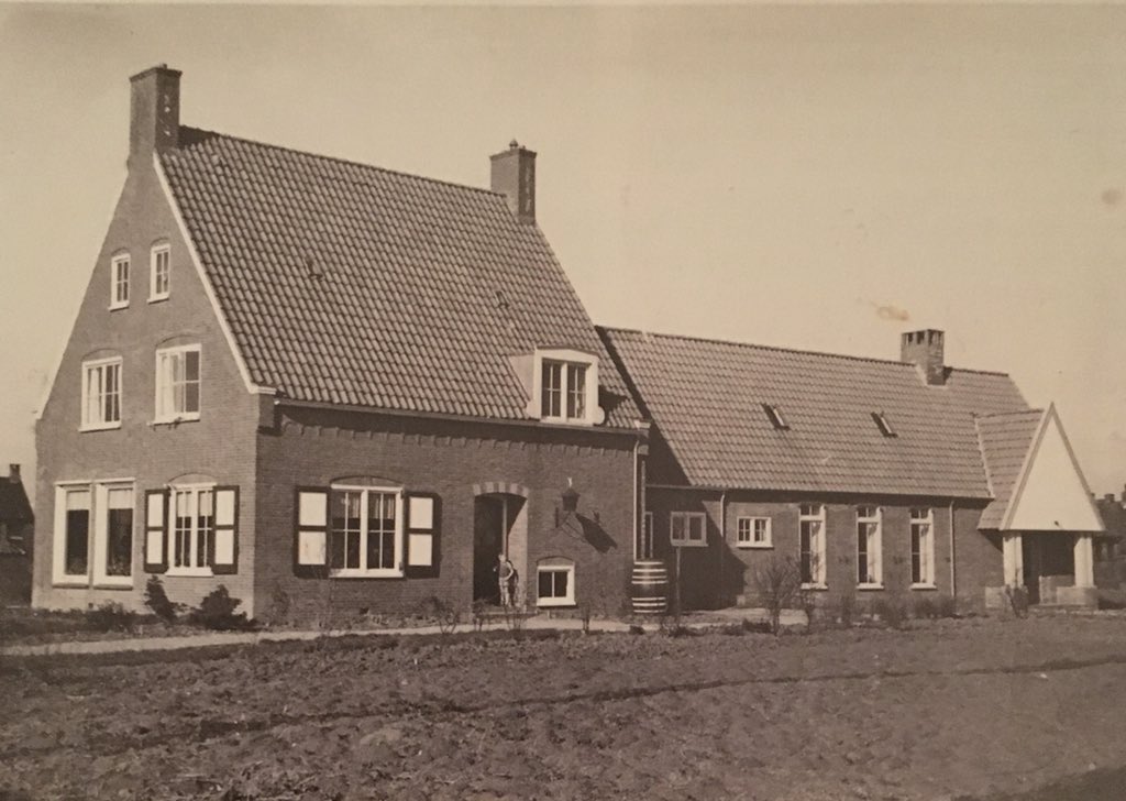 terpGer's tweet photo. Prachtig artikel over de ds. #Aderstichting: "Een Groninger Pastorie na de storm." De overdracht van de Pastorie en leerkamer van #Drieborg en de geschiedenis ervan. @GroningerKerken https://t.co/aniXnN0cJM