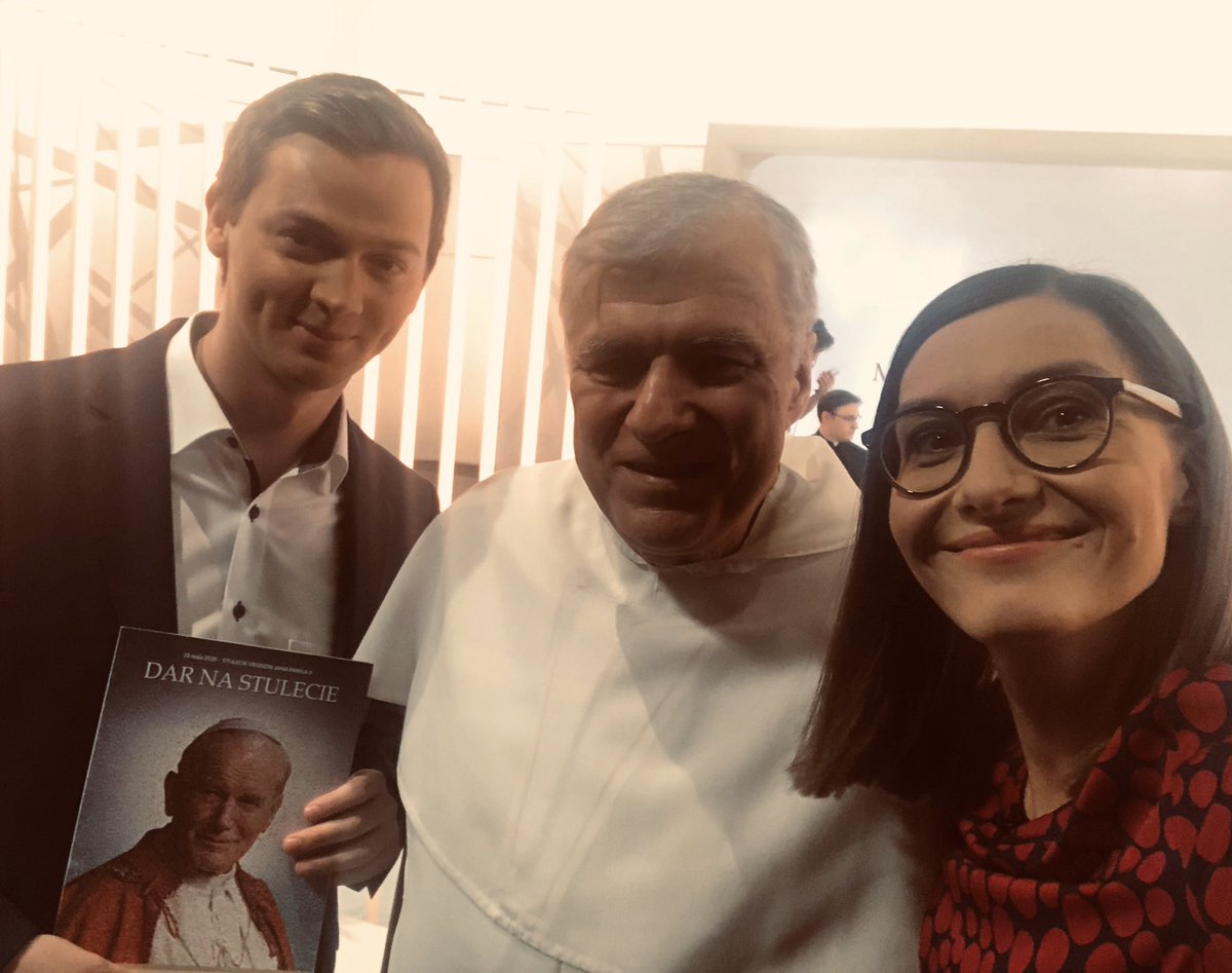 Guzik_Paulina's tweet photo. To była wielka radość gościć w studio O. #MaciejZięba i Janka z inicjatywą @DarNa_100 

Jesienią tysiące osób modliło się o zdrowie Ojca: „wszyscy szturmowali Jana Pawła II i dokładnie w z Dniu Papieskim nastąpiło przesilenie. Walczymy.” mówił mi w studio @ReligiaTVP https://t.co/mNTmVgbmjA