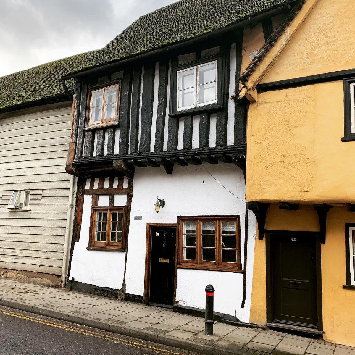 jamesenjoyrelax's tweet photo. Impromptu road trip and wander about olde worlde Saffron Walden - such lovely characterful houses - and colours too! 🏠🏠🏠🏠🏠👍👍👍 #sunday #saffronwalden #dayout #roadtrip #sundaywalk #oldeworlde #timberhouse #saffronwaldenwalk #sundayvibes #escapethecity https://t.co/B7SRSK3Xbk