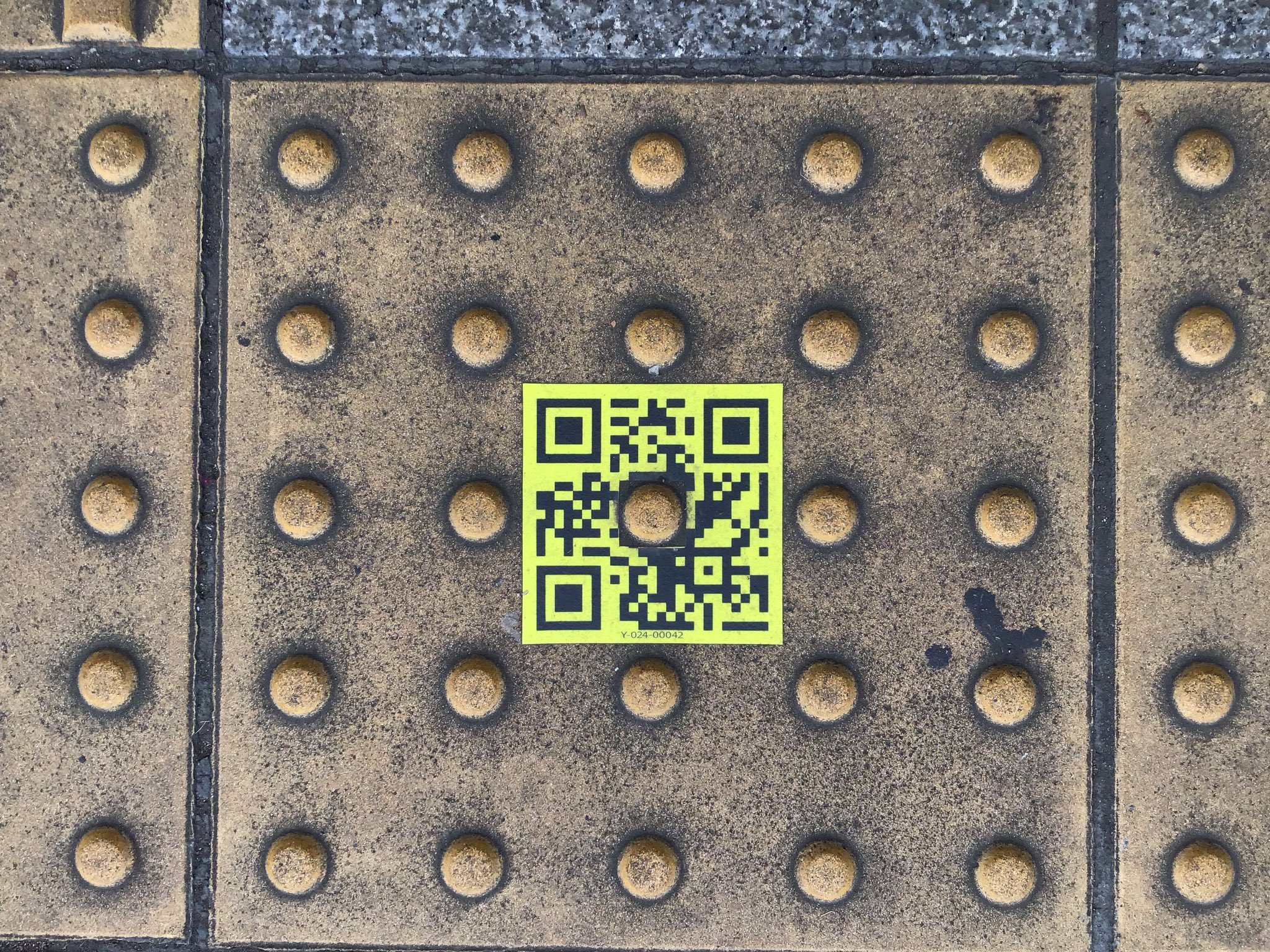 Uzivatel 素人魂 いたちょ Na Twitteru 今日新木場駅を降りたら 点字ブロックの上にqrコードが貼られてて もしかしてこれが現代版の護符とかお札ってやつなのかと思った 貼られたイラストに意味がありり どこかへ導かれたり 情報が得られたりするし まさに