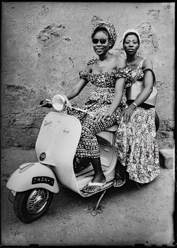 'Sans Titre' a portrait photography series by Seydou Keita shot in his Bamako studio (1948-1963)