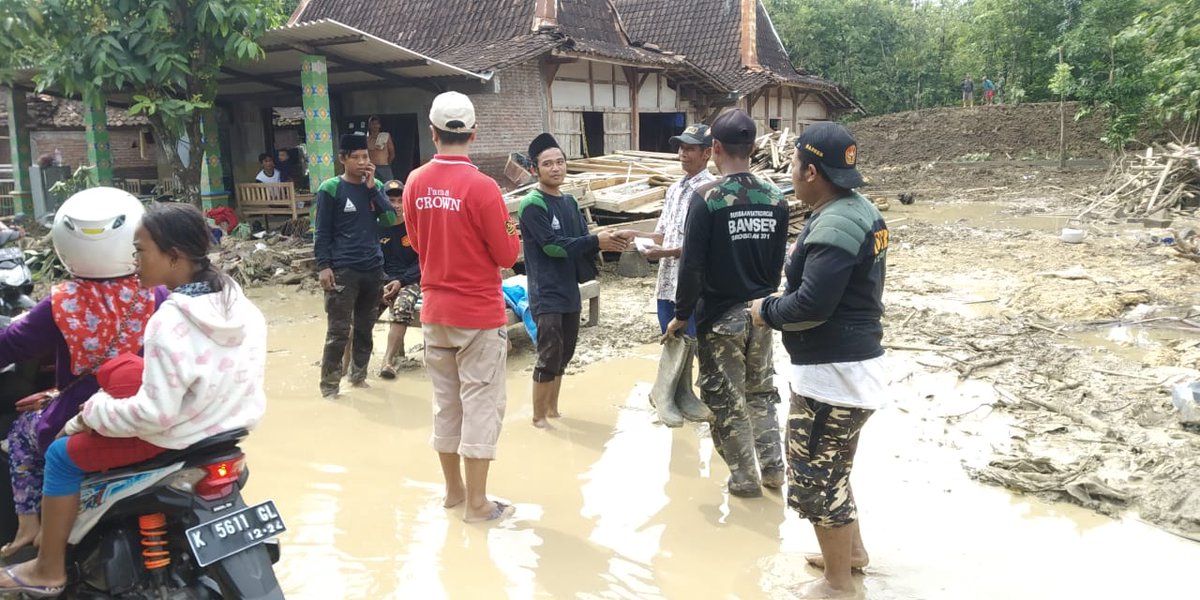Official_Ansor's tweet photo. Giat bersih - bersih puing sisa banjir dan perobohan rumah yang jebol terhantam arus air di Gubug Grobogan

#KitaIniSama 
#Ansor 
#Banser https://t.co/H2AzbfWqH2