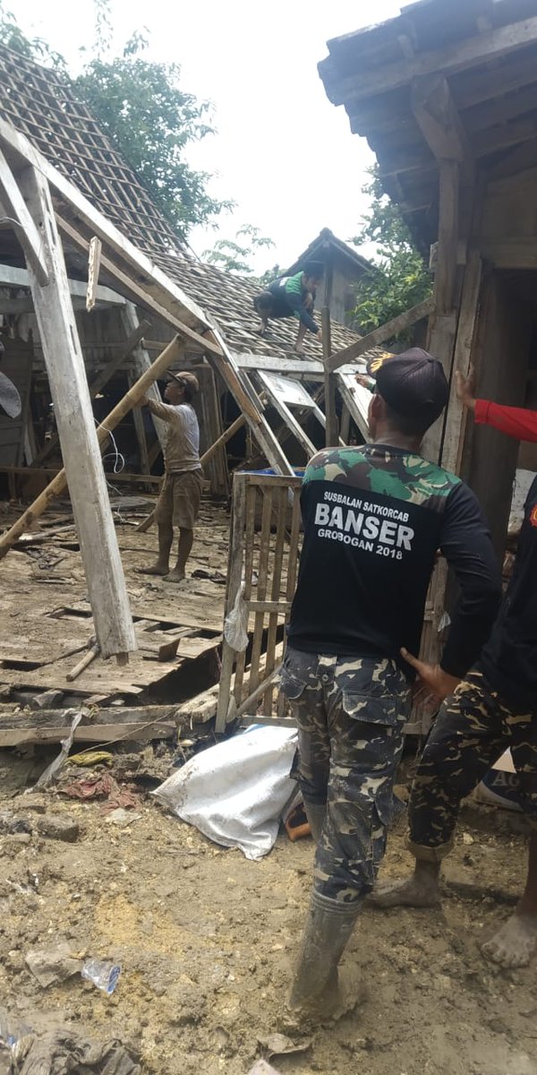 Official_Ansor's tweet photo. Giat bersih - bersih puing sisa banjir dan perobohan rumah yang jebol terhantam arus air di Gubug Grobogan

#KitaIniSama 
#Ansor 
#Banser https://t.co/H2AzbfWqH2