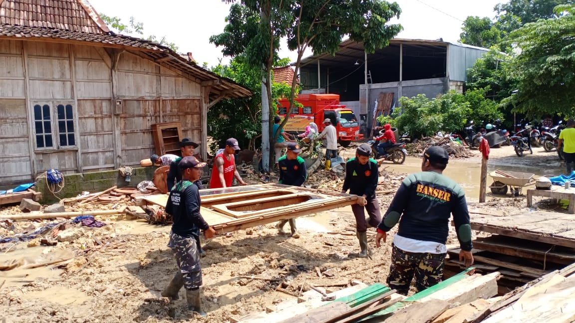 Official_Ansor's tweet photo. Giat bersih - bersih puing sisa banjir dan perobohan rumah yang jebol terhantam arus air di Gubug Grobogan

#KitaIniSama 
#Ansor 
#Banser https://t.co/H2AzbfWqH2