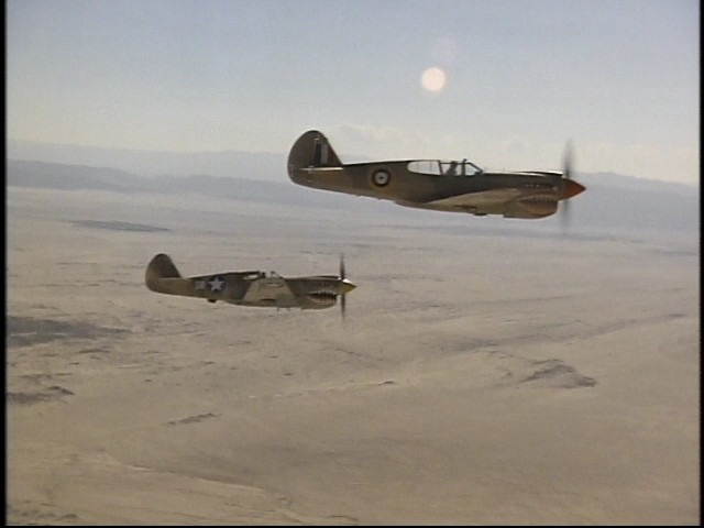 よしぞうmaro 戦闘機対戦車 も同じp 40ですね 米軍機と英軍機が登場します しかもスピナーの赤い英軍機がドイツ軍を襲うシーンはトブルクの他 多くの北アフリカ戦線映画で繰り返し使われています