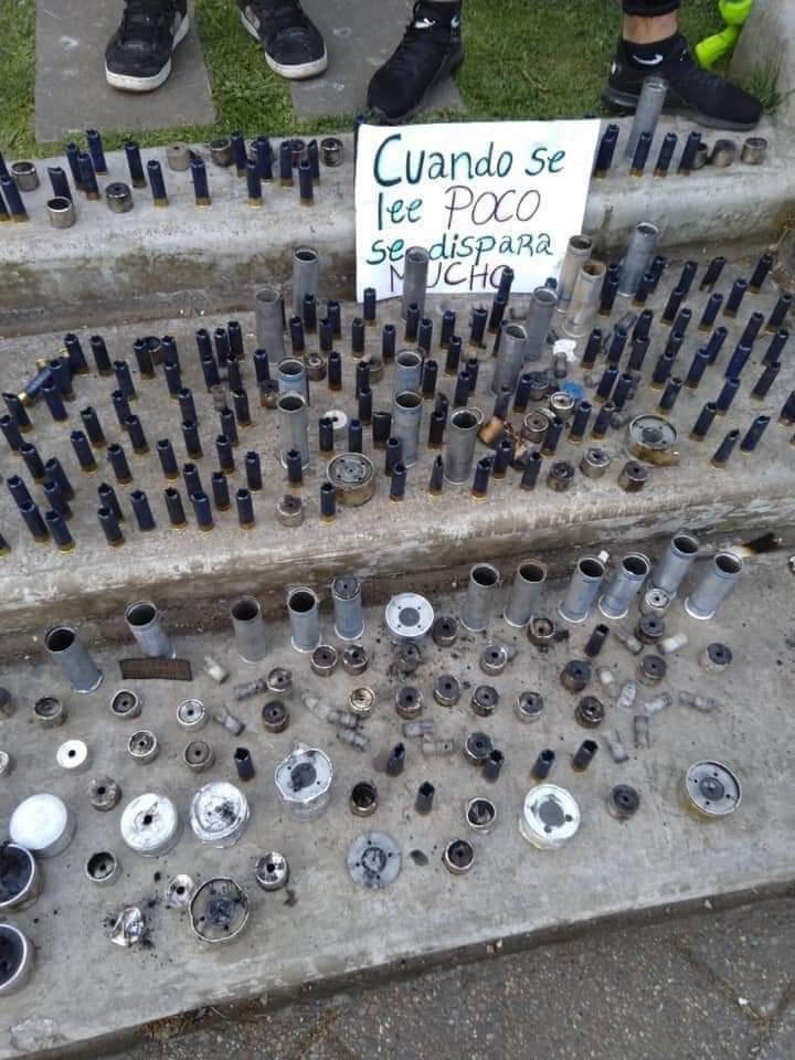 SalvadorMVios's tweet photo. Cuando se lee poco se dispara harto. https://t.co/xCQPe85jau