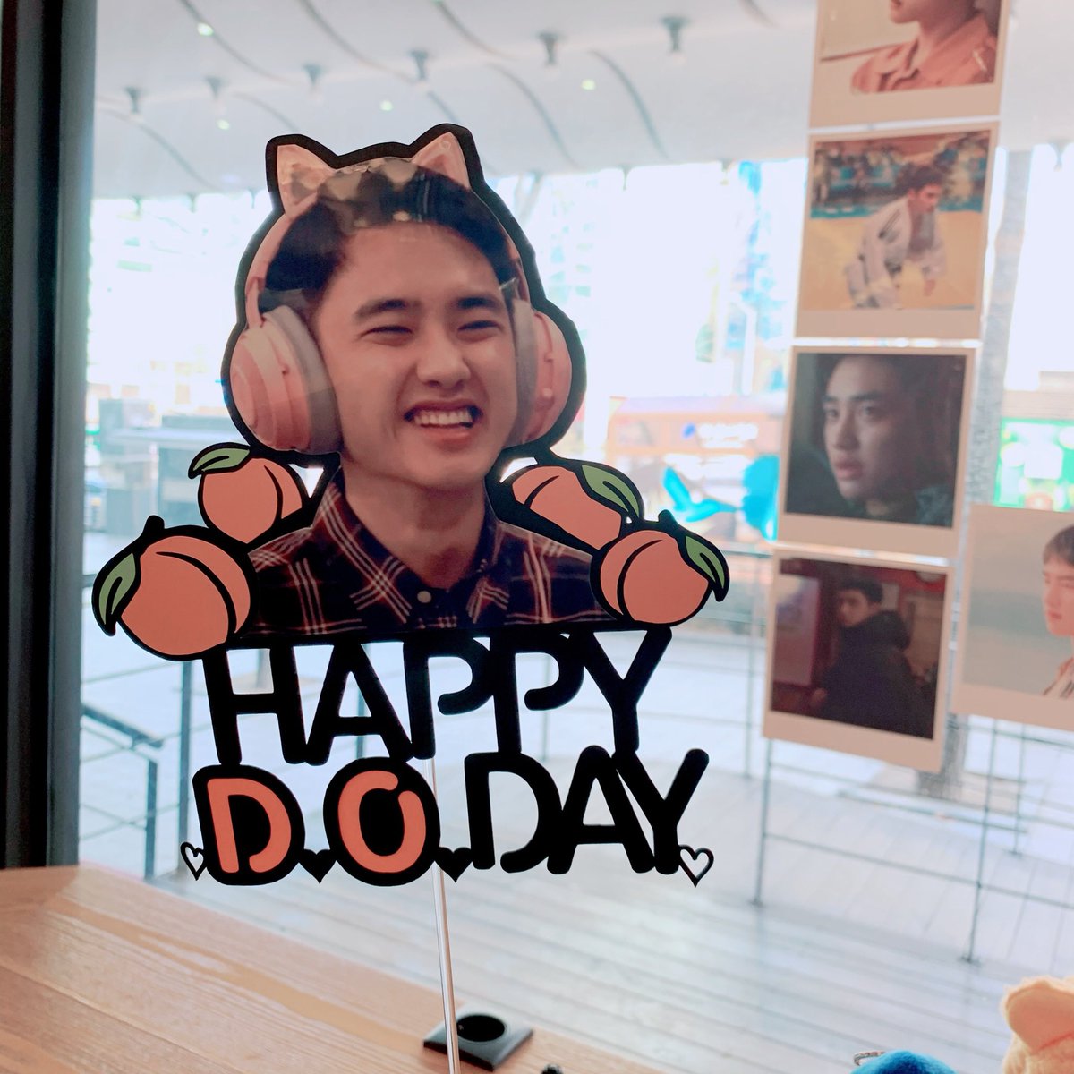 sweetmy_DO's tweet photo. 카페 쉐누에서 본 경수 생일 카페🥳

들어가자마자 경수 사진이 보여서 너무 좋았다🥰 특히 벽에 걸린 사진들ㅠㅠ 경수 데뷔 때부터 지금까지 순서대로 있어서 그때 생각나고 괜히 뭉클했음(ㅠㅠ) 보고싶다 우리 경수ㅠㅠ

#세상_모든_행복_다_경수에게 https://t.co/l8TbcjFKZI