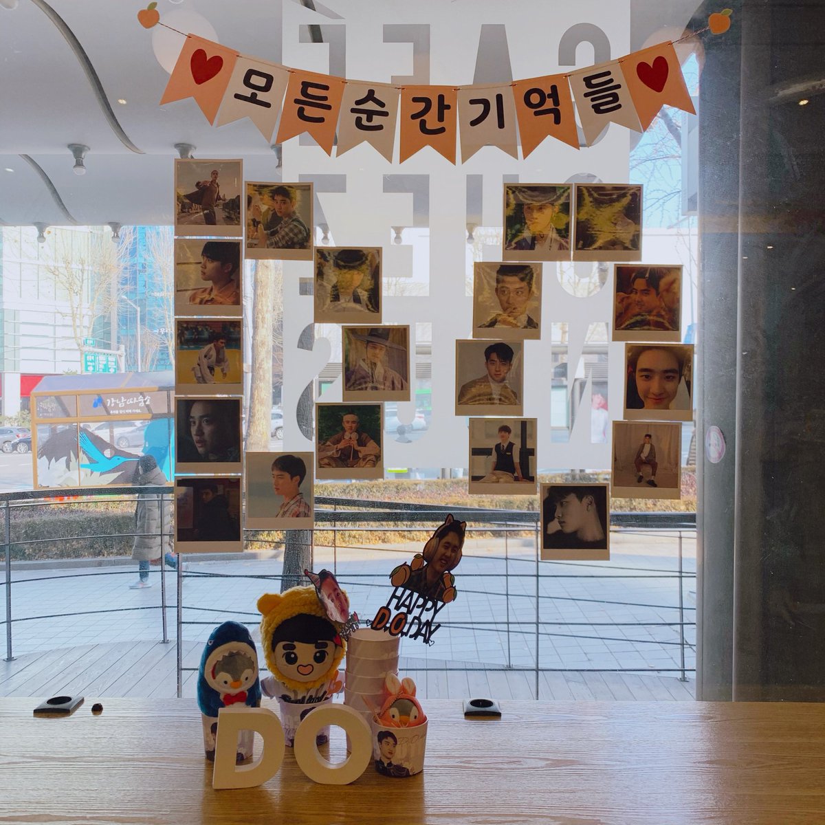 sweetmy_DO's tweet photo. 카페 쉐누에서 본 경수 생일 카페🥳

들어가자마자 경수 사진이 보여서 너무 좋았다🥰 특히 벽에 걸린 사진들ㅠㅠ 경수 데뷔 때부터 지금까지 순서대로 있어서 그때 생각나고 괜히 뭉클했음(ㅠㅠ) 보고싶다 우리 경수ㅠㅠ

#세상_모든_행복_다_경수에게 https://t.co/l8TbcjFKZI