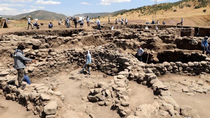 Ahmet_Denge_'s tweet photo. BİNGÖL'DEN TARİH FIŞKIRIYOR
NÖRİK HÖYÜK'TE 4 BİN 500 YILLIK BİBERON 
Norik Höyük'te yapılan kazılarda 4500 yıllık biberonlar bulundu. 
Kazı çalışmalarında bulunan küçük bir testiyi andıran üç objenin 4500 yıllık geçmişe sahip Erken Tunç Çağı'na ait biberon olduğu belirlendi. https://t.co/DDlm31RO9K