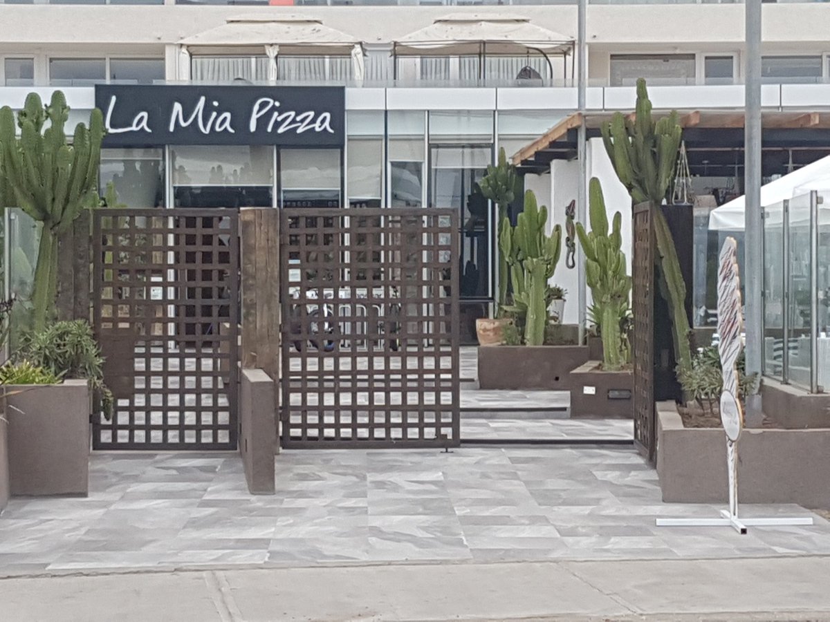 mauro_namoncura's tweet photo. #queeldiseñonodiscrimine por que diferenciar los accesos? Uno con peldaños, otro con rampa (con ausencia de elementos normativos). Por que no hacer uno solo? Se podria decir que es un diseño que discrimina? https://t.co/TMEfcaSvhO