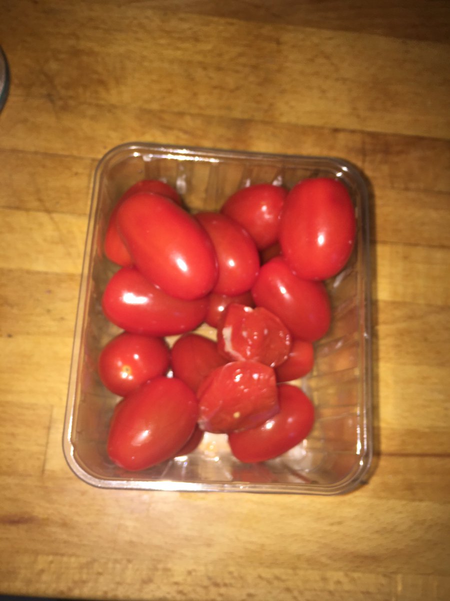_AliceWilson95's tweet photo. @LidlGB I just bought these tomatoes from your Stockwell store. Opened them and they are like this :( https://t.co/JiDqNTaqW3