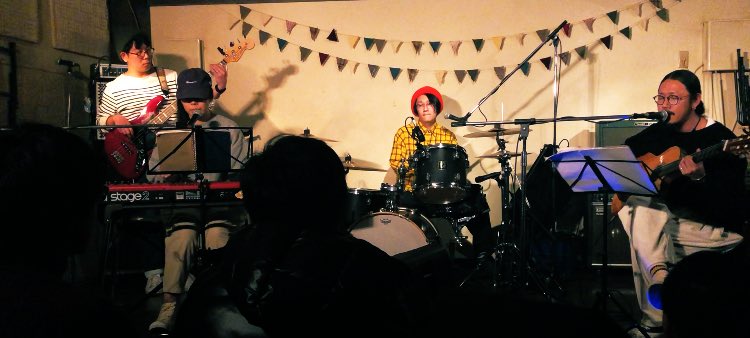 dr_tatakuyo's tweet image. 先輩のライブに行ってきました。
めっっっっちゃかっこよかったです。
やっとライブ見に行けて嬉しかったです。
#drummer
#tinyanchor