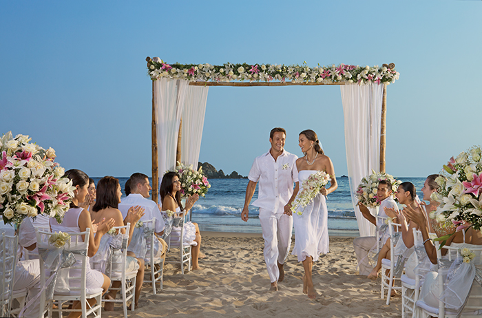SunscapeCuracao's tweet photo. "❤ Book your #BeachWedding in the stunning #Curacao! Enjoy a worry free ceremony with the professional care of our Wedding Coordinators. Click here to learn more 👉  https://t.co/S7UBjiOPt4 
 #Wedding #SunscapeCuracao" https://t.co/mp6FXOM77d