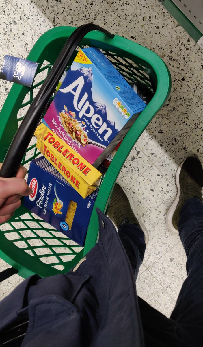 Kauppareissulla #valioliigaviikko @VilleKuusinen <a href="/rauvinen66/">Riku Auvinen</a>