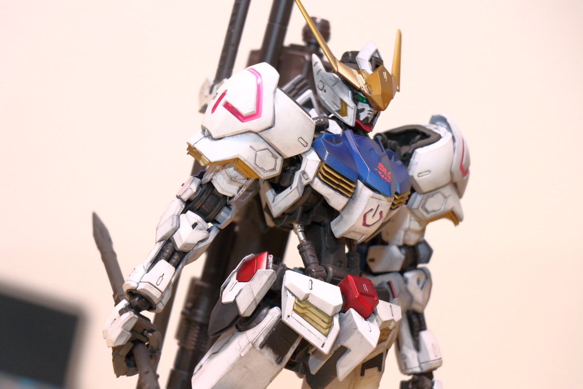 Sai Mgバルバトス完成 ランナー状態のまま塗装して組み立て後にガンダムマーカーウェザリングセットを水に溶いてバシャバシャ汚してティッシュでゴシゴシしてトップコートというお手軽塗装です