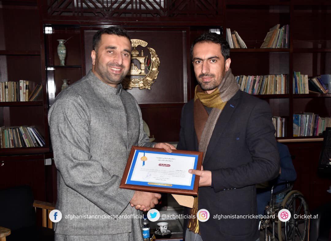 Farhan_YusEfzai's tweet photo. I am pleased to appreciate talent at @ACBofficials. Especially our youngest well talented Afghan sister from Herat province! I assured her if you lost your father, I am at her service like a father to help her achieve her dream to be a national Afghan female cricketer!! 🇦🇫 https://t.co/jiBoN49gVc