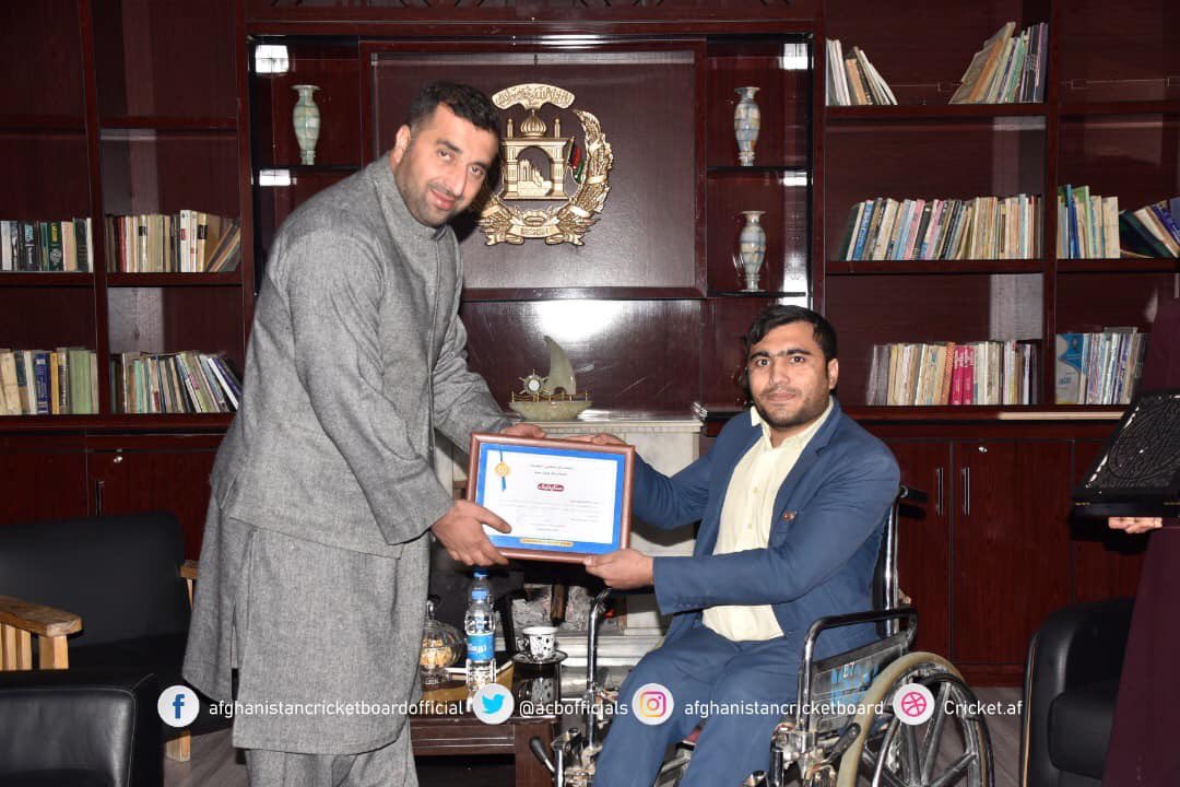 Farhan_YusEfzai's tweet photo. I am pleased to appreciate talent at @ACBofficials. Especially our youngest well talented Afghan sister from Herat province! I assured her if you lost your father, I am at her service like a father to help her achieve her dream to be a national Afghan female cricketer!! 🇦🇫 https://t.co/jiBoN49gVc