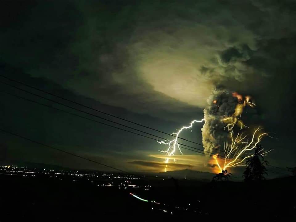 hanbinniex's tweet photo. You know what's surprising? It's when the smallest volcano being inactive for 43 years suddenly erupted without prior notice and easily reach alert level 4 in only few hours.

#PrayForPhilippines https://t.co/G6SLWQWRcO