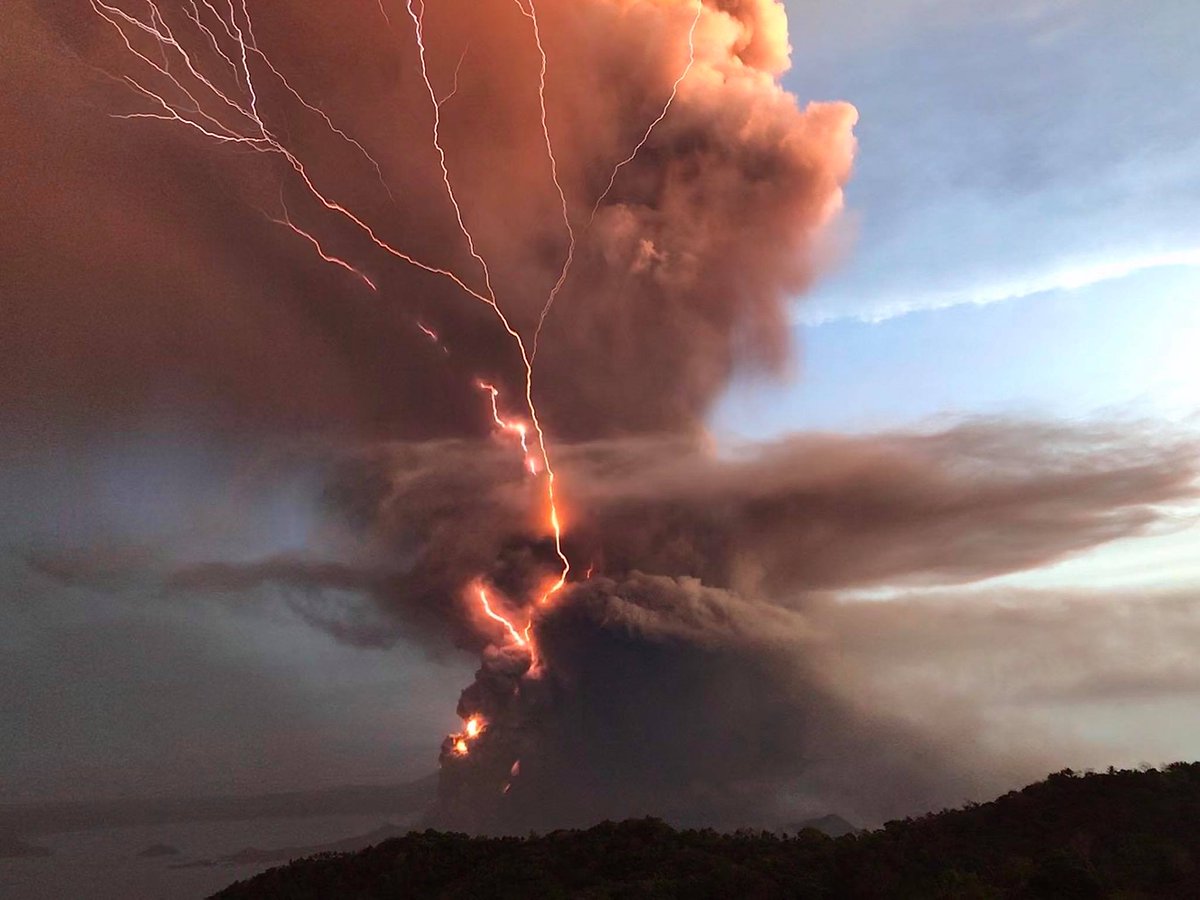 hanbinniex's tweet photo. You know what's surprising? It's when the smallest volcano being inactive for 43 years suddenly erupted without prior notice and easily reach alert level 4 in only few hours.

#PrayForPhilippines https://t.co/G6SLWQWRcO