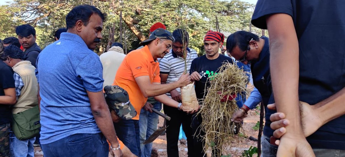 iValueInfoSoln's tweet photo. The hugely successful plantation drive organized by @iValueInfoSoln on 11th Jan at Ulsoor lake saw participation of more than 800 people including #iValue Bangalore team. The participants were from different demographics and different walks of life. #GOGREEN #MillionTreeMission https://t.co/v12nCIWoWo