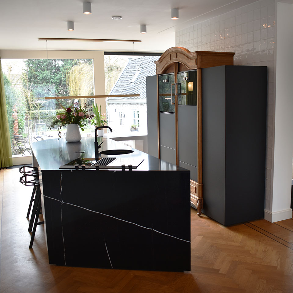 RobbrechtMeubel's tweet photo. Deze #unieke #keuken was eerst te zien in het #trendpaviljoen van #EigenHuisEnInterieur op de @vtwdbeurs, nu geplaatst in deze #woning in #Rotterdam. #Ontwerp: @nanneschuivelin (#kookeiland) &amp; @RobbrechtMeubel (#kastenwand) https://t.co/2hAcKXinhQ