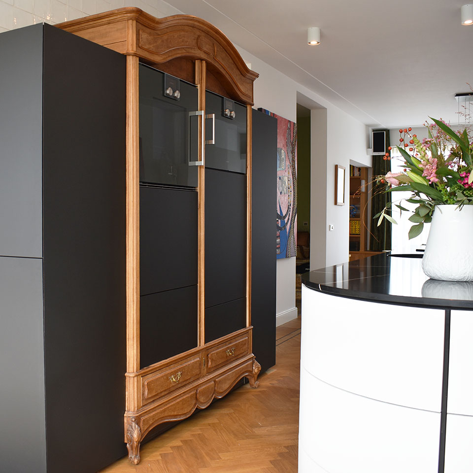 RobbrechtMeubel's tweet photo. Deze #unieke #keuken was eerst te zien in het #trendpaviljoen van #EigenHuisEnInterieur op de @vtwdbeurs, nu geplaatst in deze #woning in #Rotterdam. #Ontwerp: @nanneschuivelin (#kookeiland) &amp; @RobbrechtMeubel (#kastenwand) https://t.co/8zNMALhitE