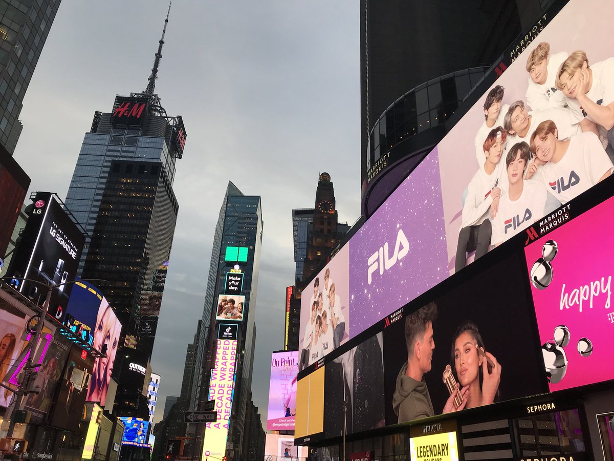 マリー Times Square ボールドロップ見たいなとも思ったけど 人ものすごく多くて朝から行って次の日まで全く移動できない トイレも行けないって聞いたことあったから 諦めて 新年入ってから行ってみた ボールまだあって見えたので満足 笑 マリー Times Square ボールドロップ見たいなとも思ったけど 人ものすごく多くて朝から行って次の日まで全く移動できない トイレも行けないって聞いたことあったから 諦めて 新年入ってから行ってみた ボールまだあって見えたので満足 笑