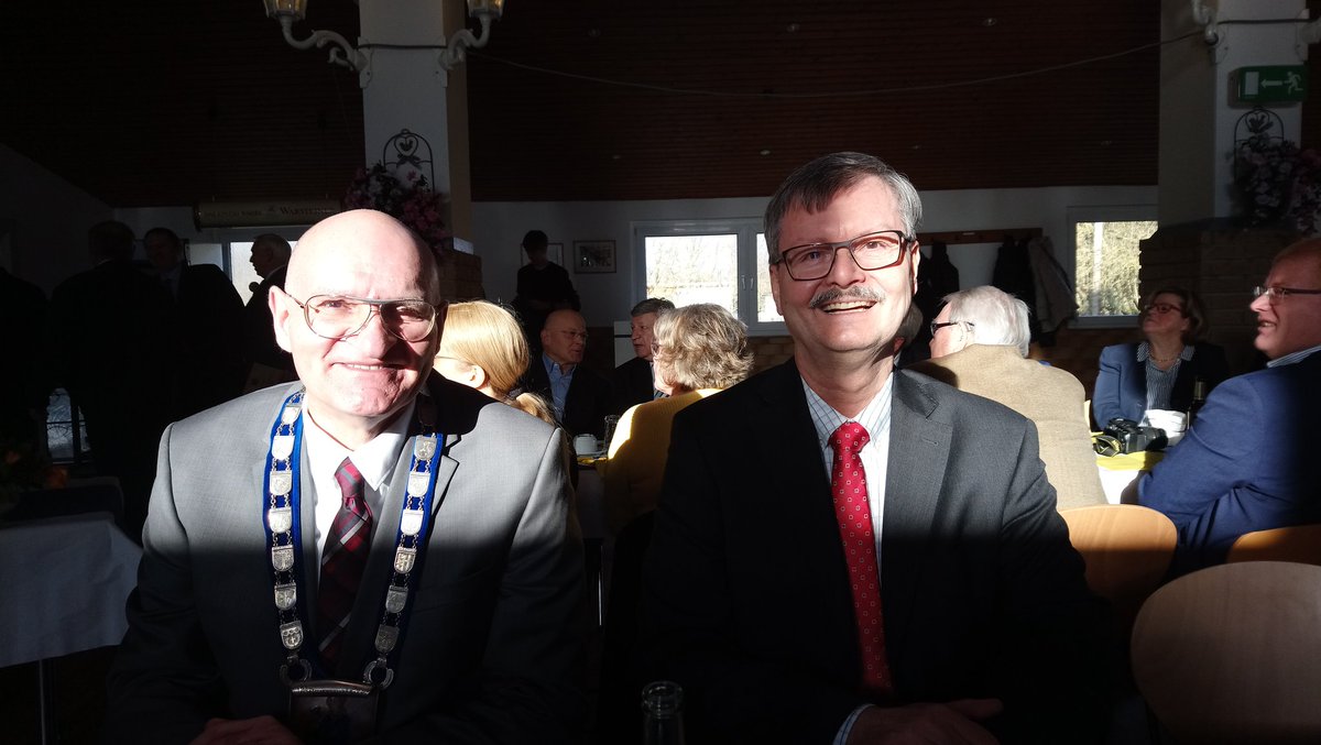 SchultMic's tweet photo. "#Digitalisierung und #Klimawandel / #Nachhaltigkeit" waren Schwerpunkte des Zukuntfsforschers Jörg Heynkes beim Neujahrsempfang Stadt #Sundern in #Stemel mit Bgm. @RalphBrodel anschl. Ehrungen für bürgerschaftliches Engagement! https://t.co/hh8OETtCUF
