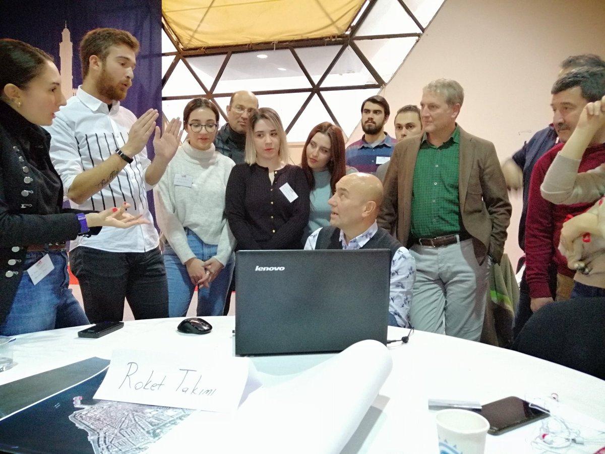 hacknbreak's tweet photo. Projeler tamamlandı. @tuncsoyer yeniden #hack4mobility de finale ulaşabilen projeleri dinliyor. Birazdan jüri puanlamaya başlayacak. https://t.co/0NUpI46R7l