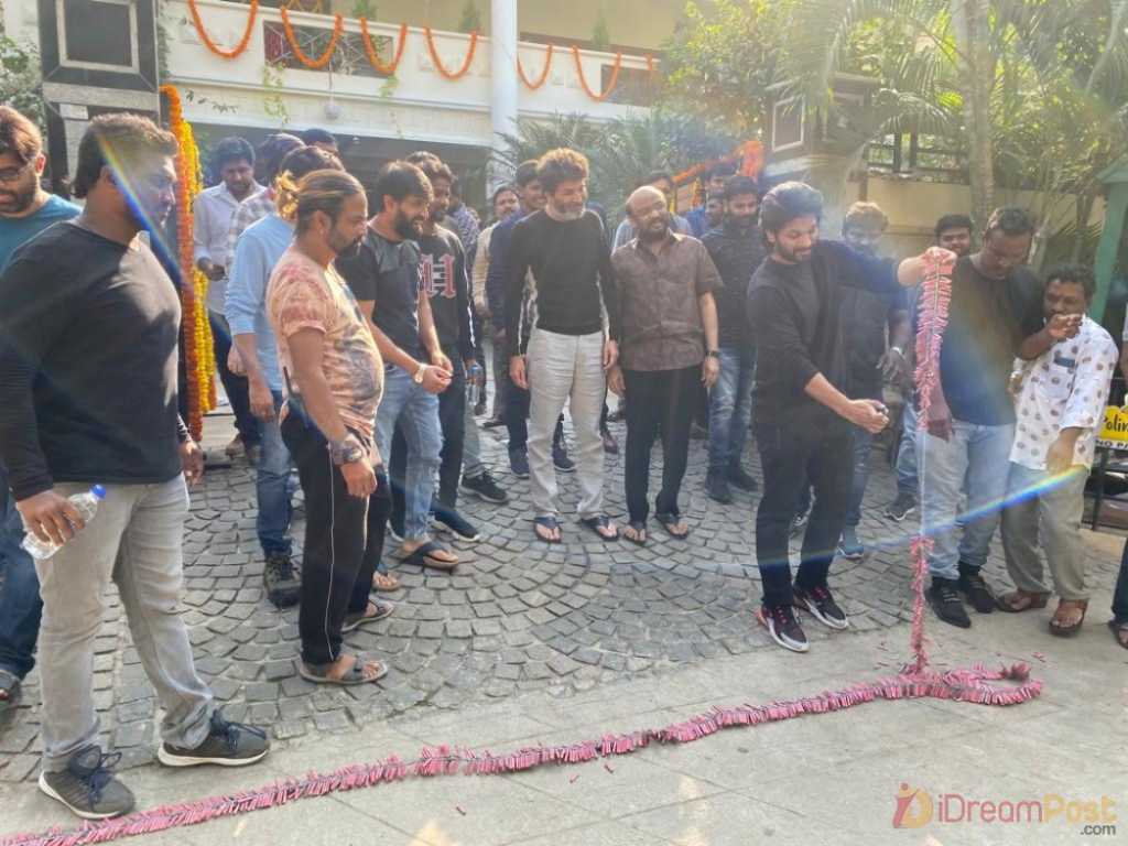 iDreamMedia's tweet photo. Team #AlaVaikunthapurramloo Sankranthi Celebrations!!
For More Pics 👉 https://t.co/MGLIJH9DoI
@alluarjun @hegdepooja @MusicThaman #Trivikram
#AVPLFestFromToday #AVPLDay #iDreamMedia
For more latest updates, visit ► https://t.co/Jg60CeHTDB https://t.co/MzRgMpHaJr