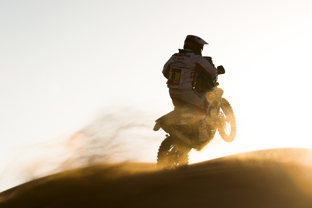 stefifm's tweet photo. Está es la última foto de Gonçalves antes del accidente en la Etapa 7.
El portugués pasando una duna con el reflejo del sol y haciendo wheelie. 
QEPD 
@dakar
#Dakar2020 
📸 A.S.O./DPPI/F.Gooden https://t.co/0lC3vjwgJ6