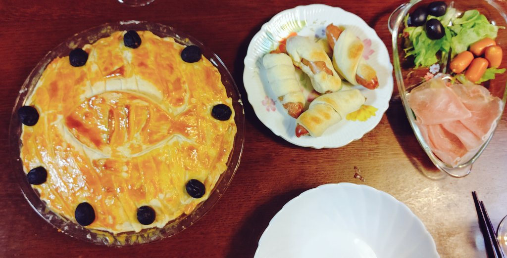 急に思い立ってにしんのパイ作ってみたー。不思議な味！不味くはないけど！わたし、このパイ嫌いなのよね。 ちなみにパイの右のはパイ生地が余ったからソーセージに巻き付けて焼いてみた、の図です。