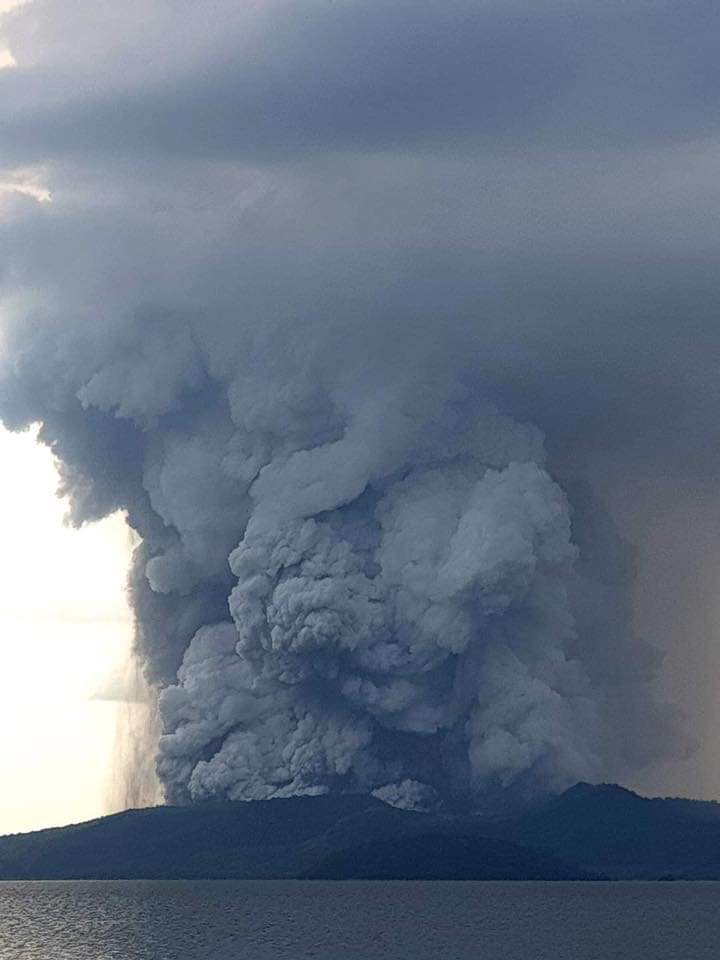 StoryofAnthony's tweet image. LOOK: #AlertLevel4 na ngayon ang #TAALVOLCANO. Notice the Ash plume and #Lightning. Grabe nakakatakot na talaga ito db?

WATCH: youtu.be/B1DkLDbPPHI

#Taaleruption #BulkangTaal #WalangPasok #Batangas #Tagaytay #Tagaytaycity #Taal #SanNicolas #Laguna #Cavite #slex #n95mask