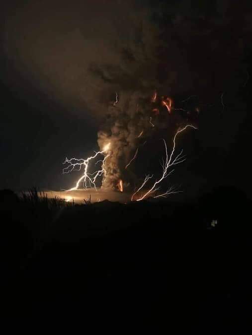 StoryofAnthony's tweet image. LOOK: #AlertLevel4 na ngayon ang #TAALVOLCANO. Notice the Ash plume and #Lightning. Grabe nakakatakot na talaga ito db?

WATCH: youtu.be/B1DkLDbPPHI

#Taaleruption #BulkangTaal #WalangPasok #Batangas #Tagaytay #Tagaytaycity #Taal #SanNicolas #Laguna #Cavite #slex #n95mask