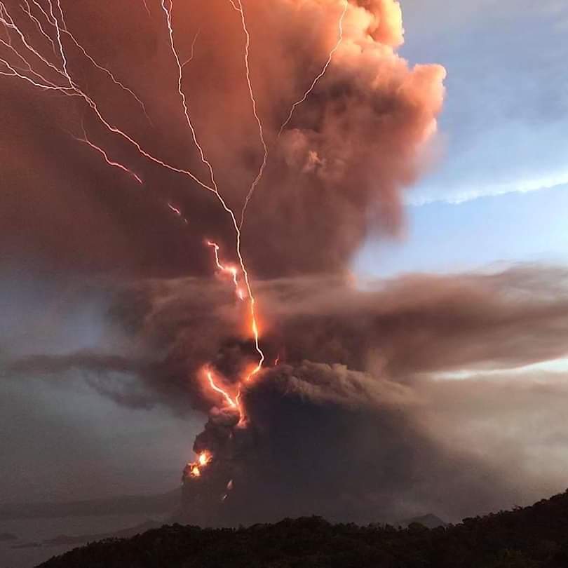 StoryofAnthony's tweet image. LOOK: #AlertLevel4 na ngayon ang #TAALVOLCANO. Notice the Ash plume and #Lightning. Grabe nakakatakot na talaga ito db?

WATCH: youtu.be/B1DkLDbPPHI

#Taaleruption #BulkangTaal #WalangPasok #Batangas #Tagaytay #Tagaytaycity #Taal #SanNicolas #Laguna #Cavite #slex #n95mask