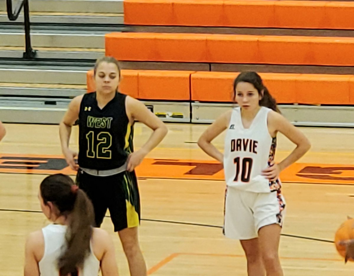 bradhunter52's tweet photo. Awesome to see these two grow. Y ball-Middle School-AAU now both playing 4A Varsity HS Basketball. Be fun to watch these next four years. #athletes #thankstoallthecoaches @AbbyHunter43 @BeccaDevericks https://t.co/vZ5j1VcXJZ