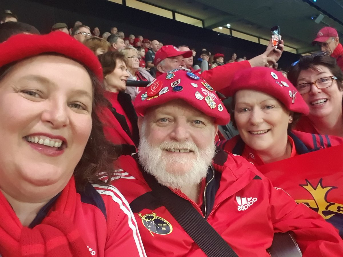 alneenan's tweet photo. @racing92 @MRSC16@ @laDefense #R92vMUN Cor Eile na Mumhan getting ready for kick off! https://t.co/ThcVHJQa7A