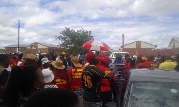 AdvoBarryRoux's tweet photo. Residents of Seshego are raiding the hideouts of members of a gangster believed to be attacking locals. #Burial13MustFall https://t.co/jzkr0ZRzYV